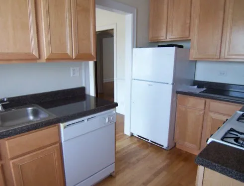 2557 West Montrose Apartments