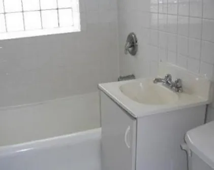 4241 N Kenmore Apartments