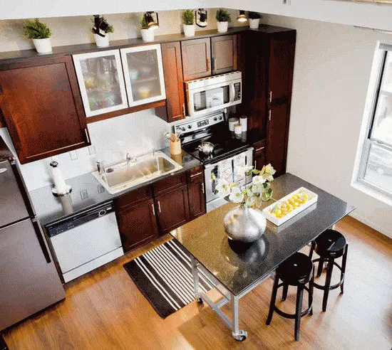 corner view of Randolph Tower City Apartments in the Chicago Loop