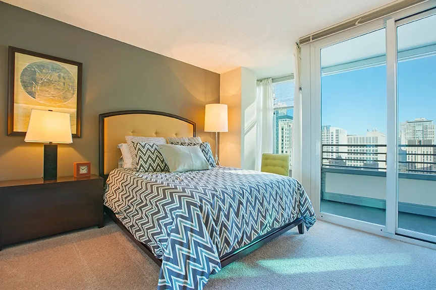 living room with couches at The Streeter in Streeterville