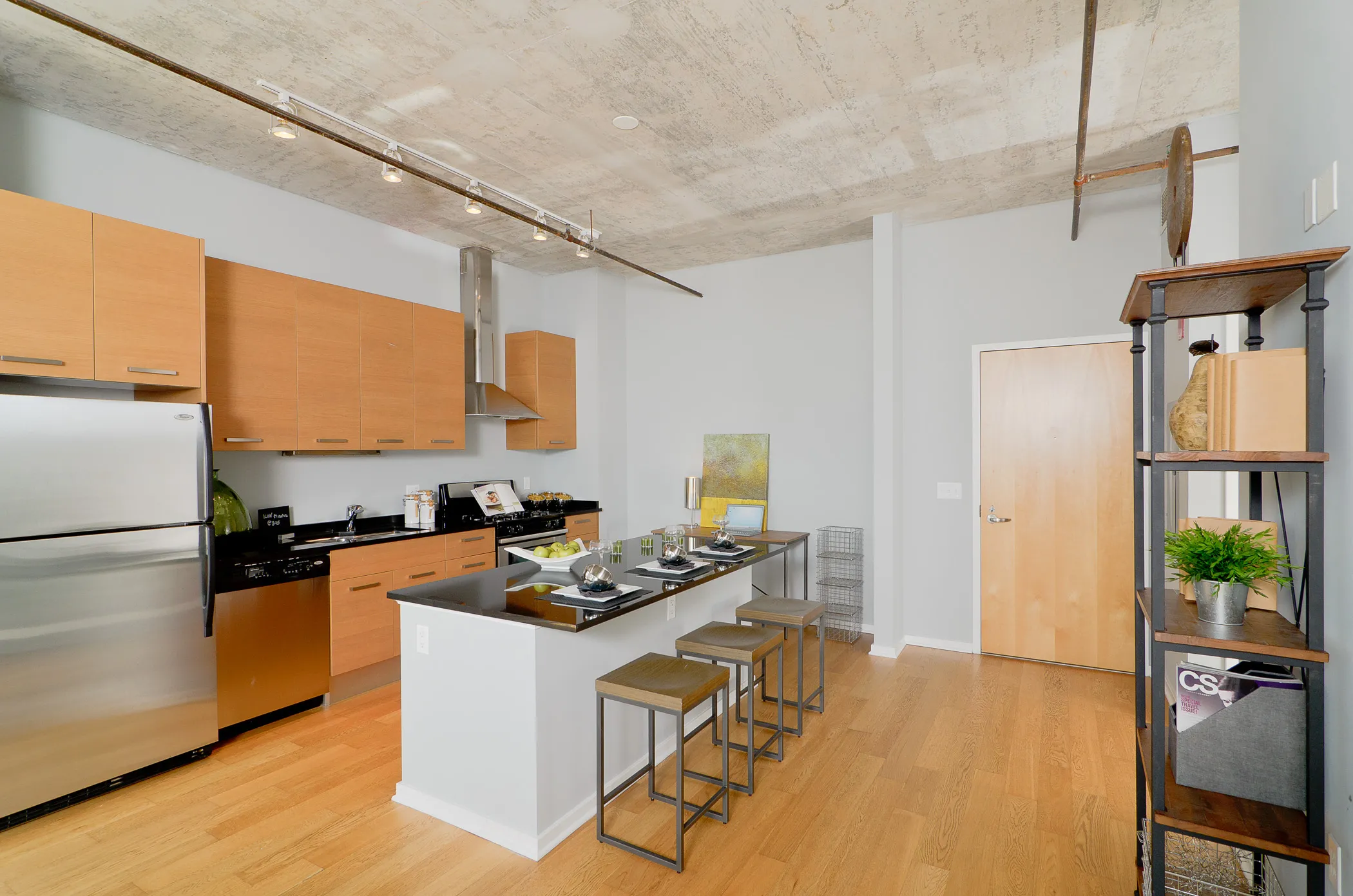 dining room at Roosevelt Collection Lofts in the South Loop
