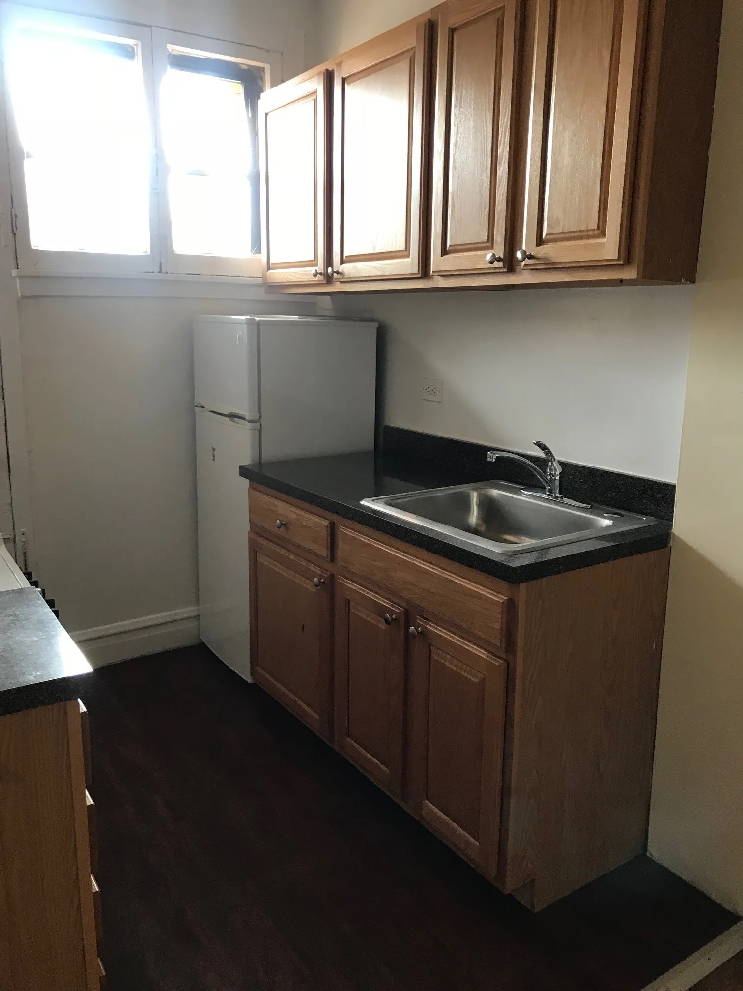 vintage living room with wood floors at 627-41 West Roscoe Apartments