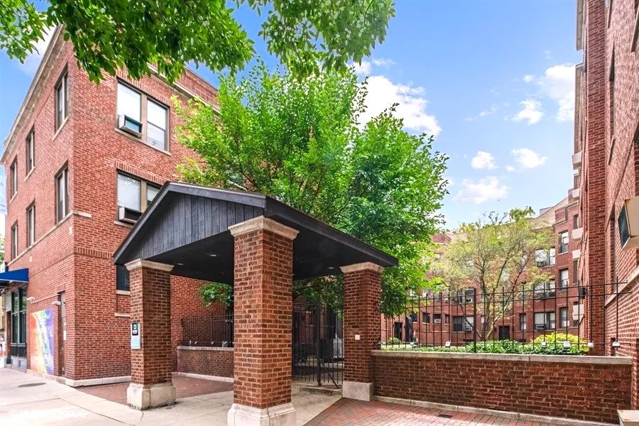 801 West Cornelia Apartments