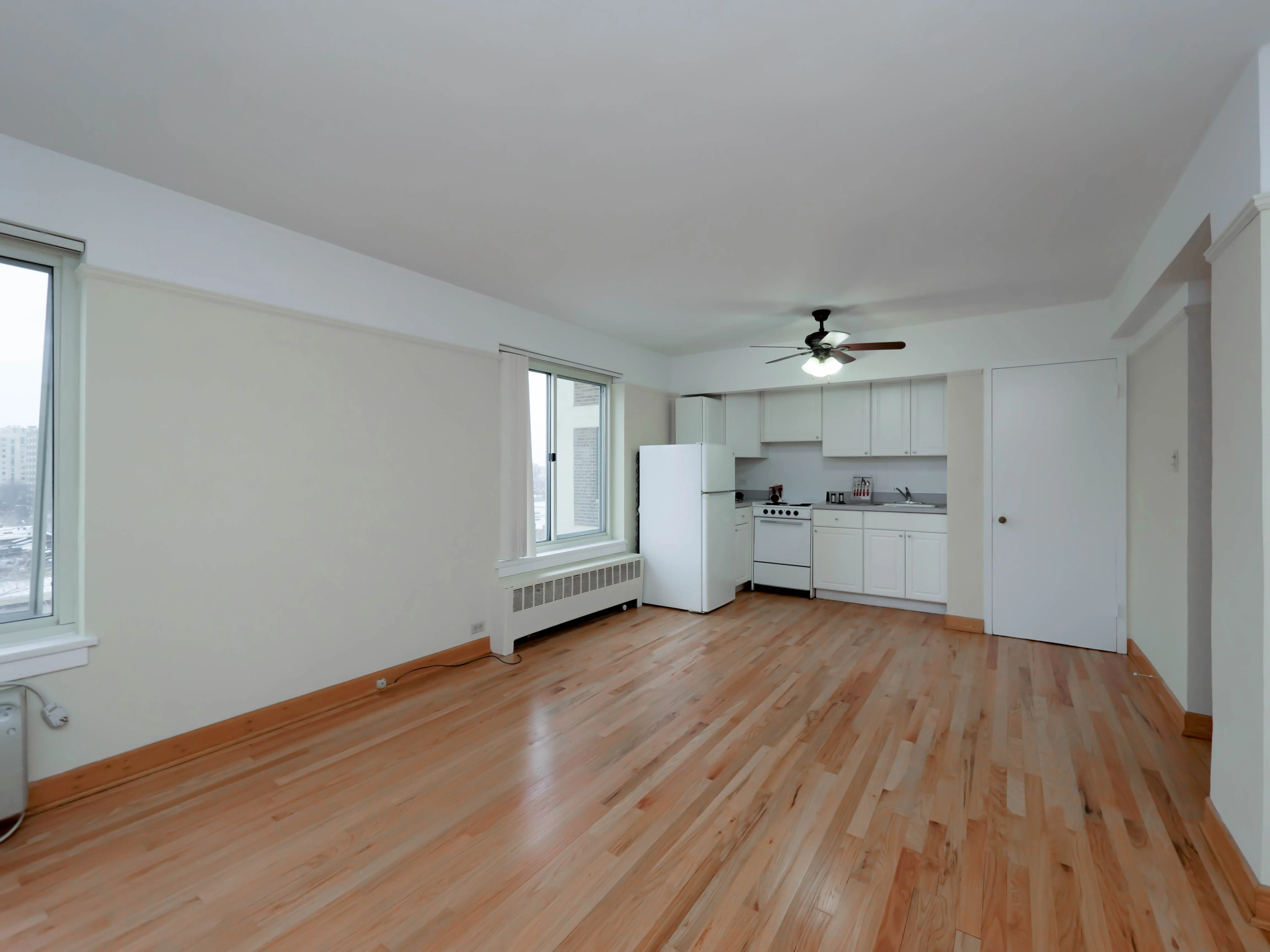 wide view at Clarendon Shores Apartments in Uptown Chicago