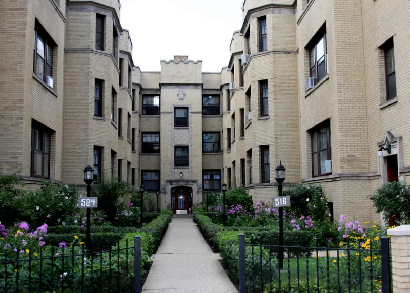 beautifully landscaped courtyard at 516-524 West Diversey Apartments