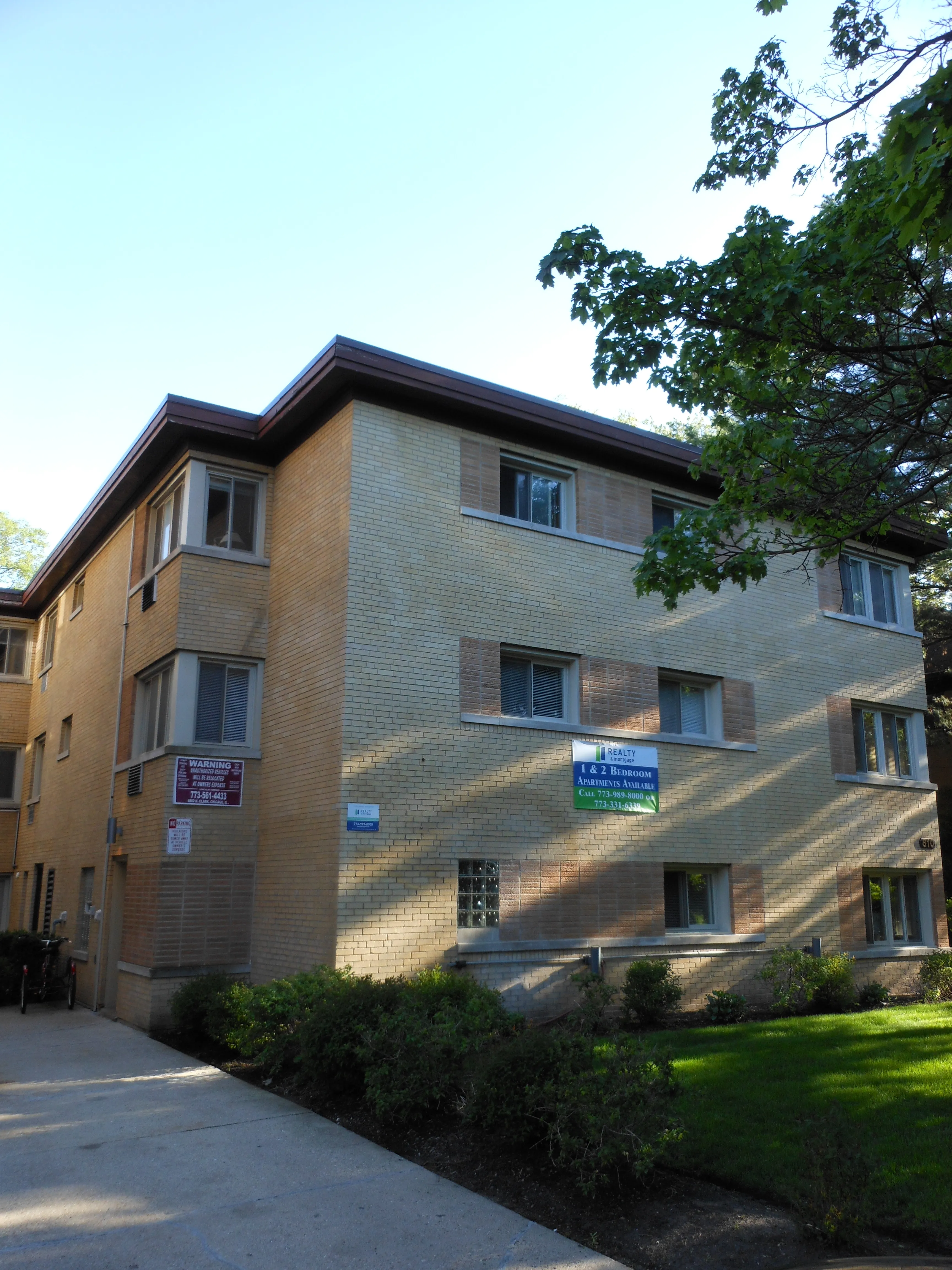 tan brick exterior of 810 Seward Apartments in Evanston