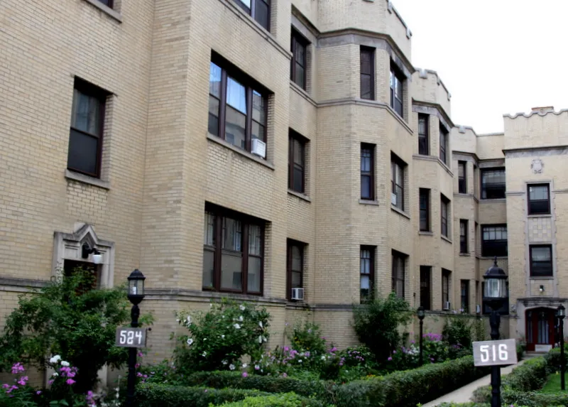beautifully landscaped courtyard at 516-524 West Diversey Apartments