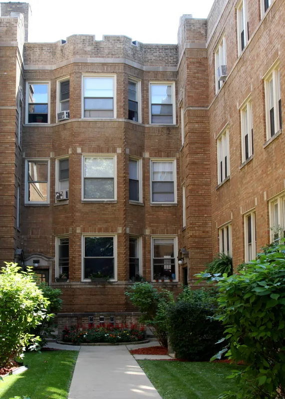 courtyard at 5545-5551 N Magnolia Apartments in Chicago