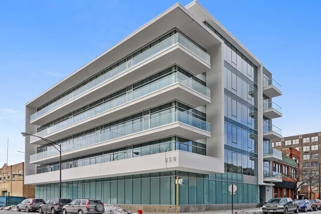 furnished living room at 858 Franklin Apartments at 858 North Franklin St.