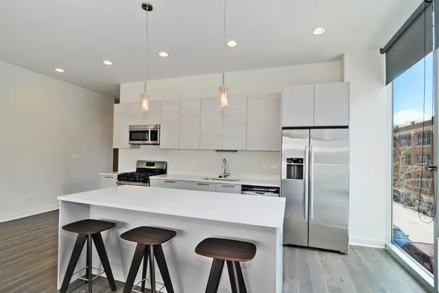 furnished living room at 858 Franklin Apartments at 858 North Franklin St.