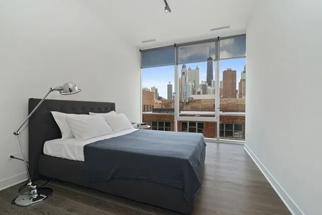 furnished living room at 858 Franklin Apartments at 858 North Franklin St.