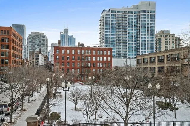 furnished living room at 858 Franklin Apartments at 858 North Franklin St.