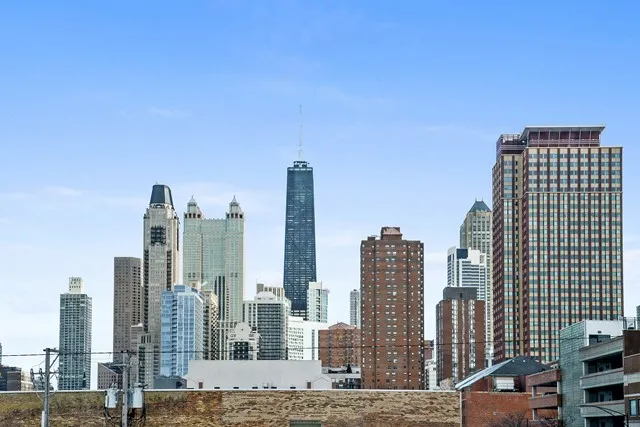 furnished living room at 858 Franklin Apartments at 858 North Franklin St.