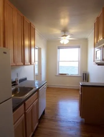 brick facade and courtyard of 4801-4809 North Fairfield Apartments