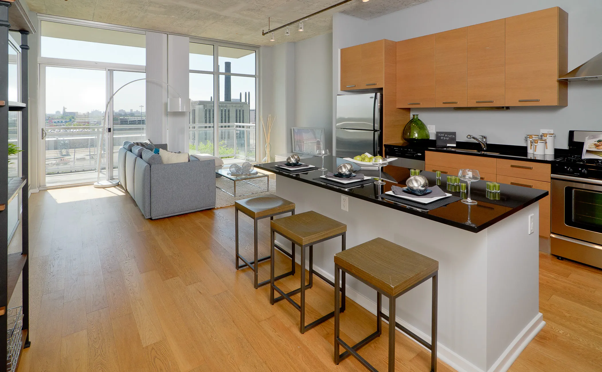 dining room at Roosevelt Collection Lofts in the South Loop