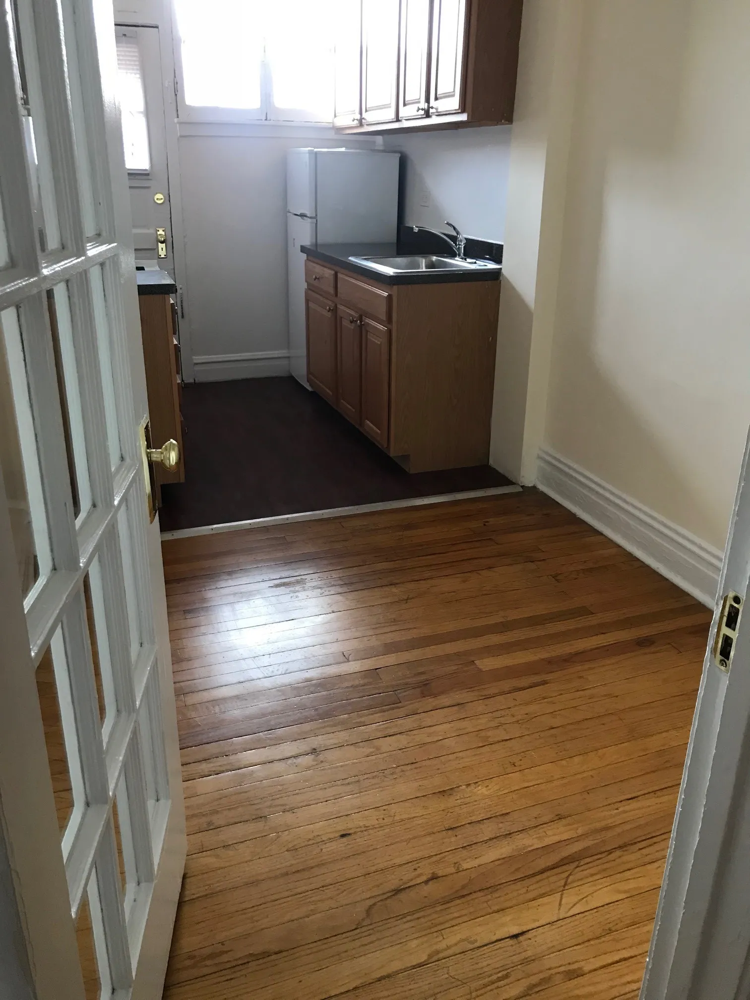 vintage living room with wood floors at 627-41 West Roscoe Apartments