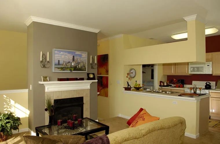 exterior of landscaped home at Glenmuir of Naperville