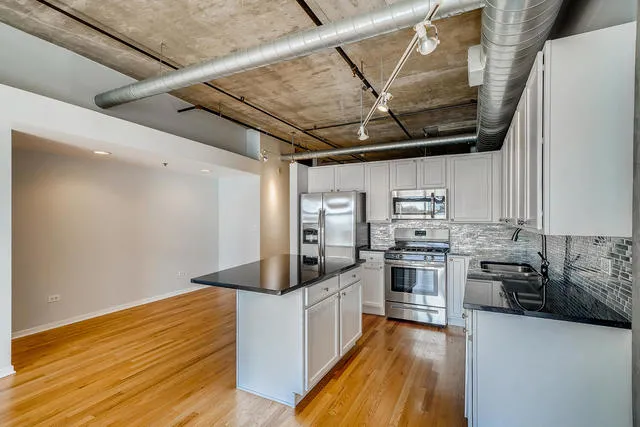 933 W Van Buren Apartments