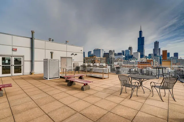 933 W Van Buren Apartments