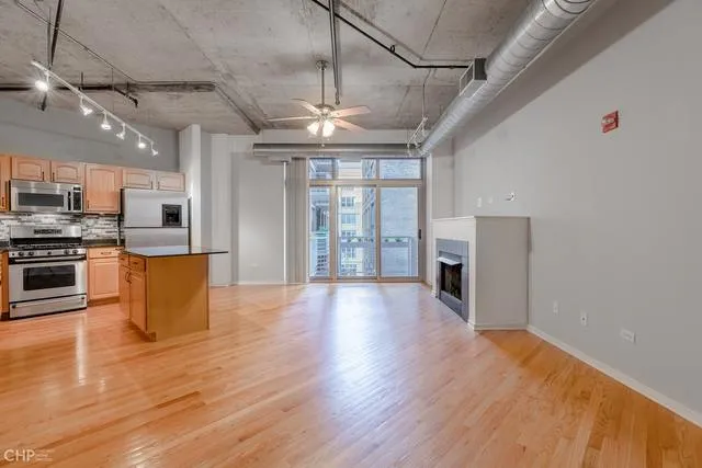 933 W Van Buren Apartments