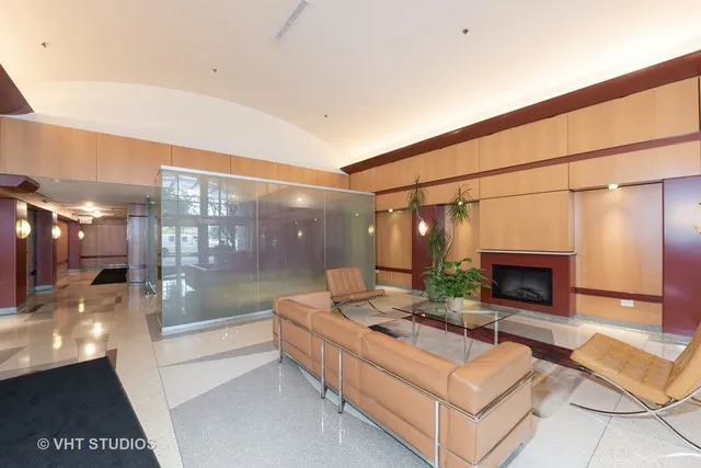 933 W Van Buren Apartments