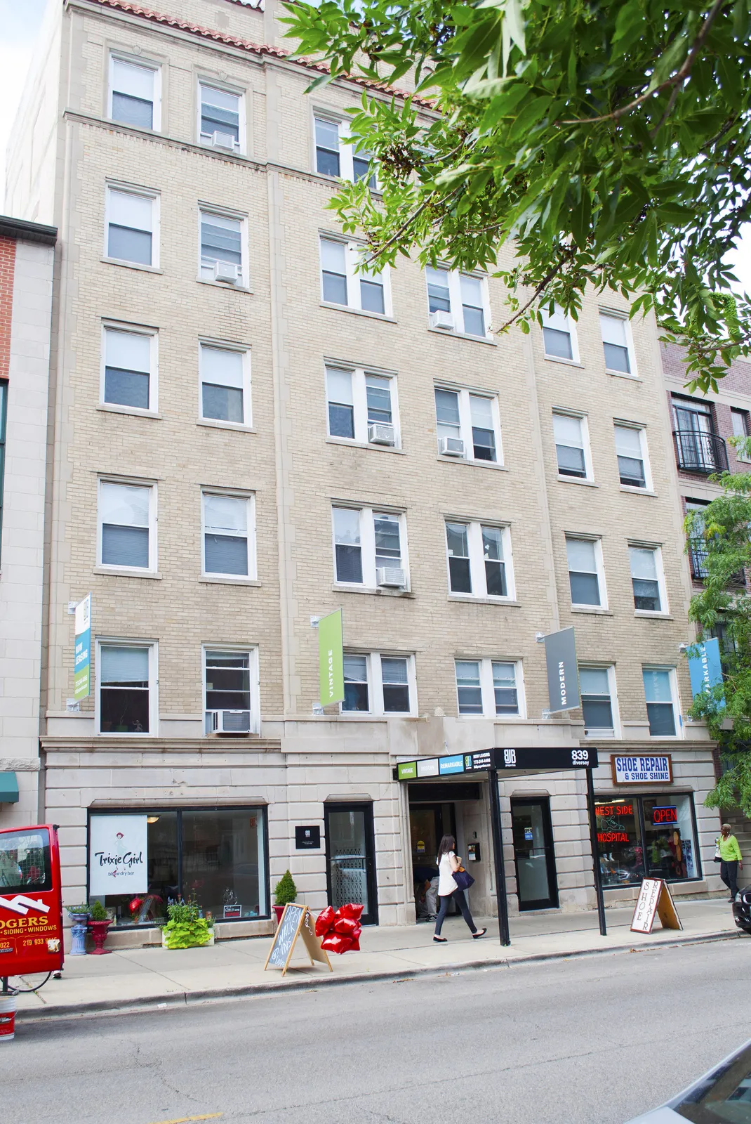 furnished and deorated unit at 839 W. Diversey Apartments in Chicago