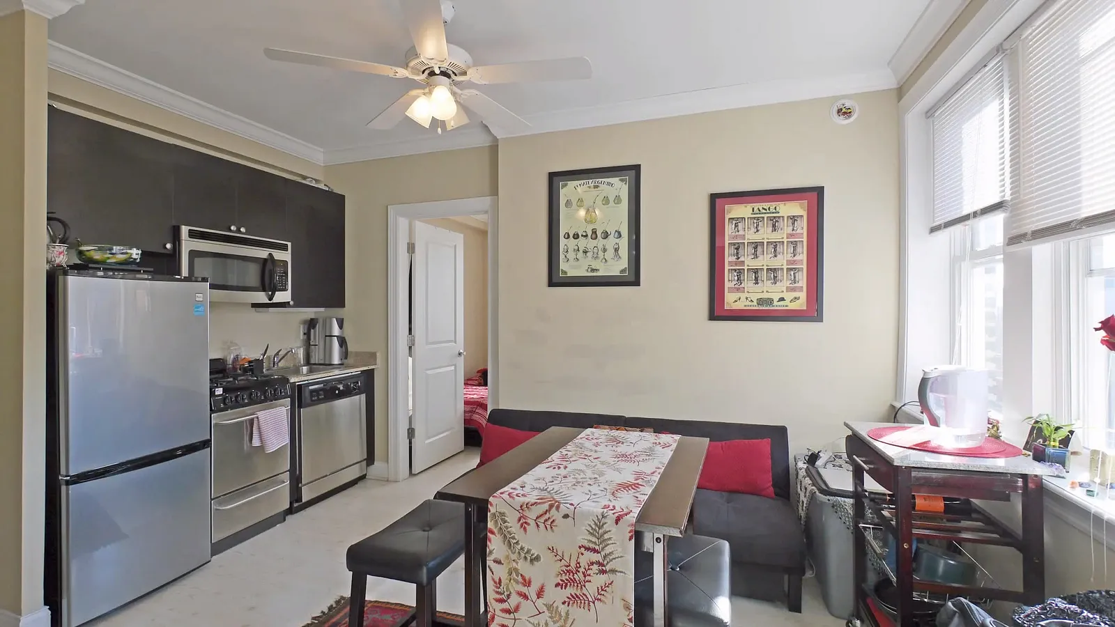 furnished and deorated unit at 839 W. Diversey Apartments in Chicago