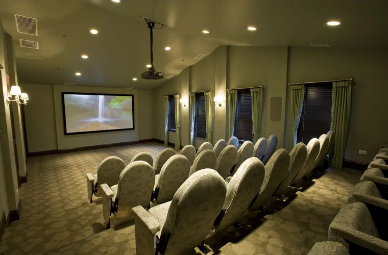 amenity room at Versailles on the Lakes Apartments in Schaumburg, IL