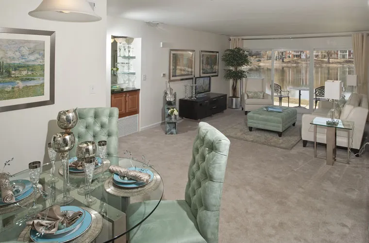 amenity room at Versailles on the Lakes Apartments in Schaumburg, IL