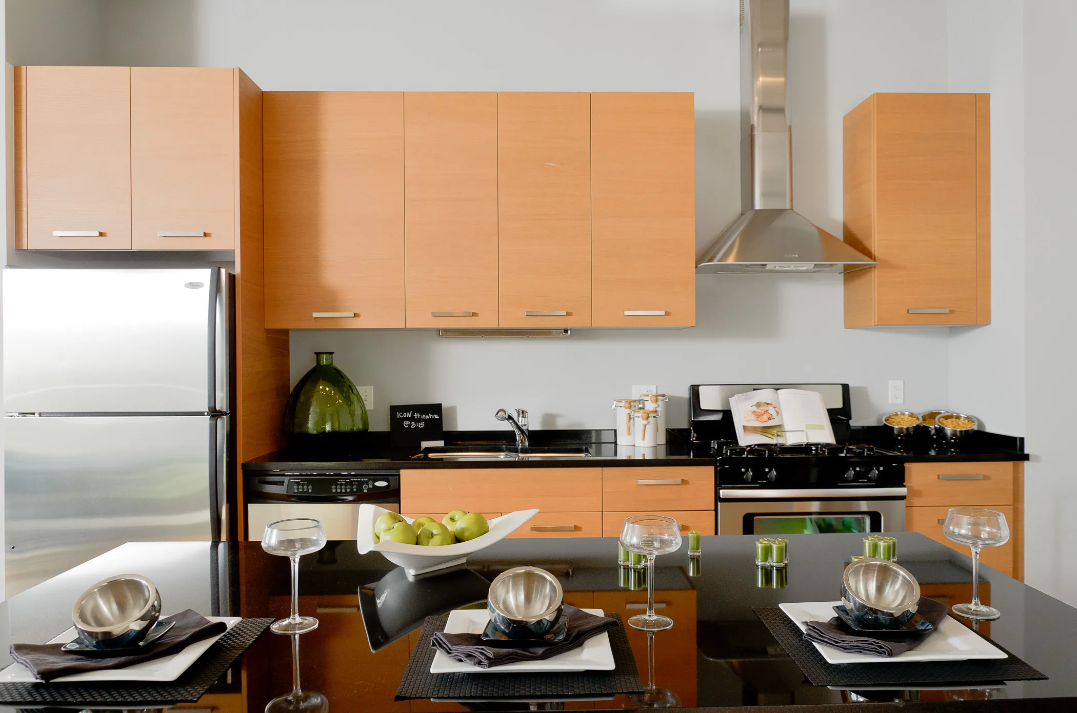 dining room at Roosevelt Collection Lofts in the South Loop