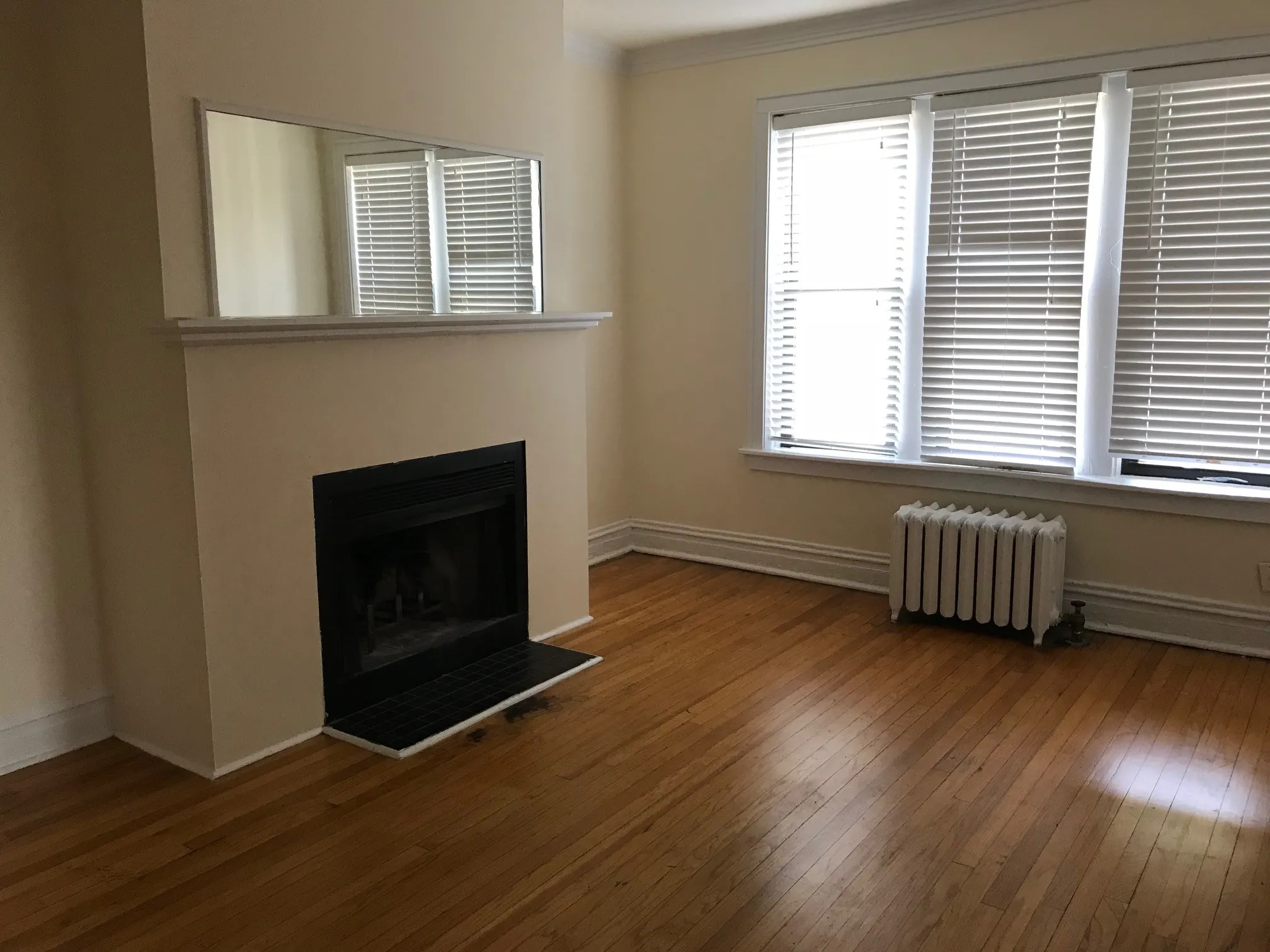 vintage living room with wood floors at 627-41 West Roscoe Apartments