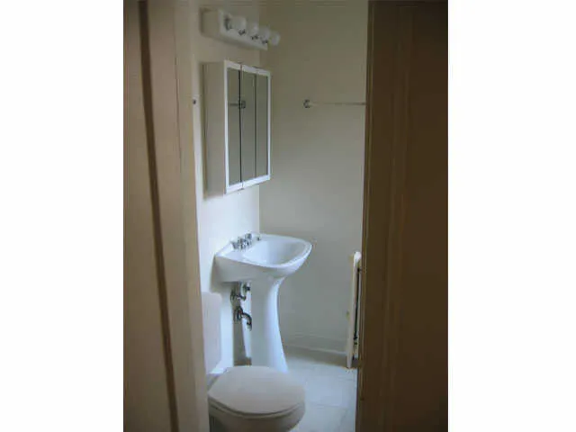 front yard and gate at Woodlawn House Apartments in Hyde Park Chicago