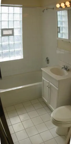 front entrance at Barry Court Apartments at 722-26 West Barry Ave.