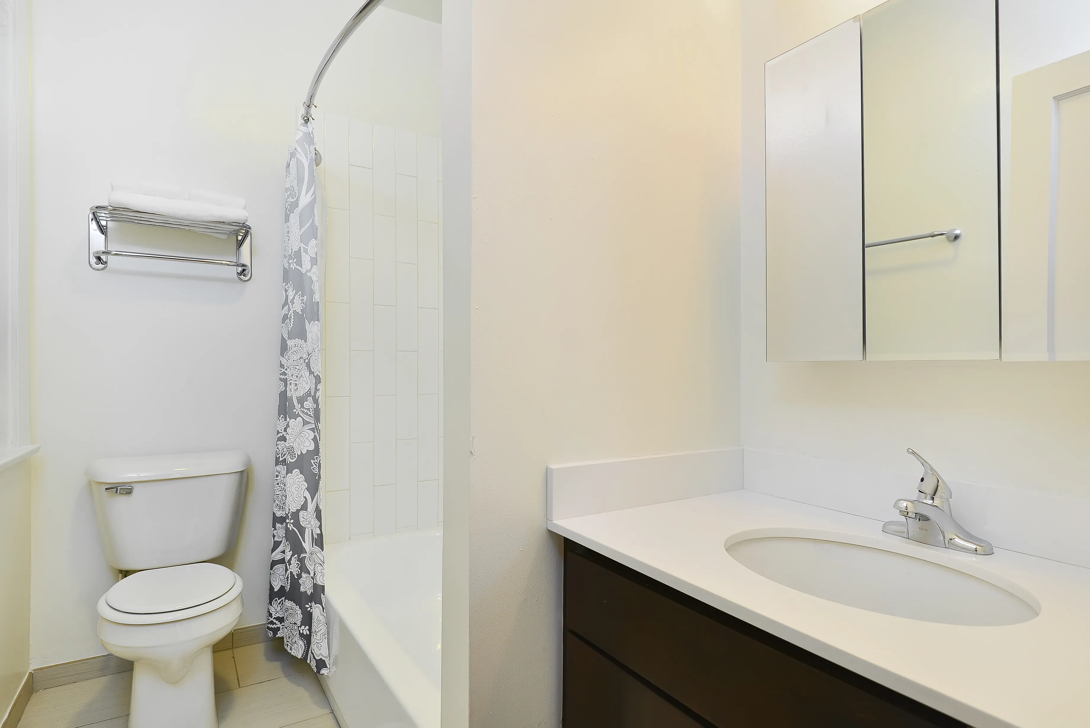 landscaped courtyard at Irving Courts by Reside Apartments at 718 W Irving