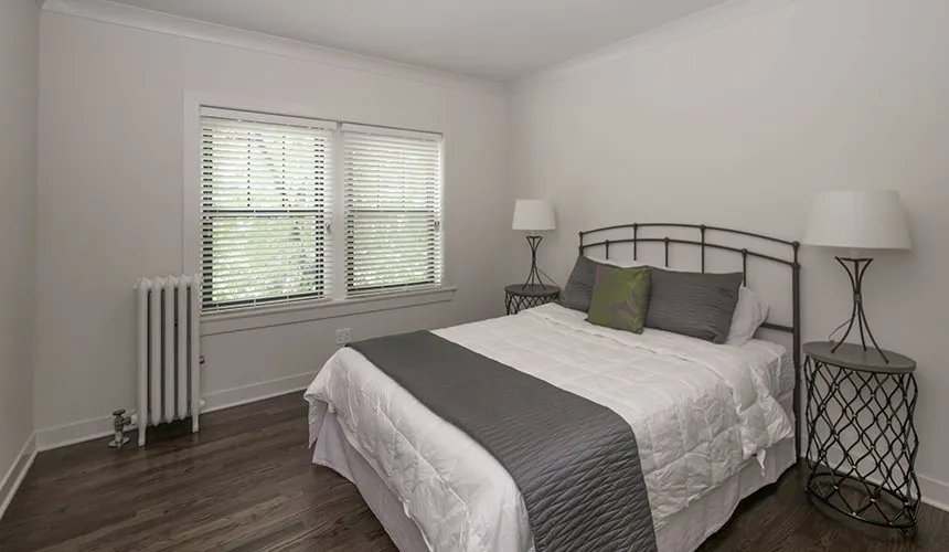 furnished model living room at 5425 North Clark Apartments