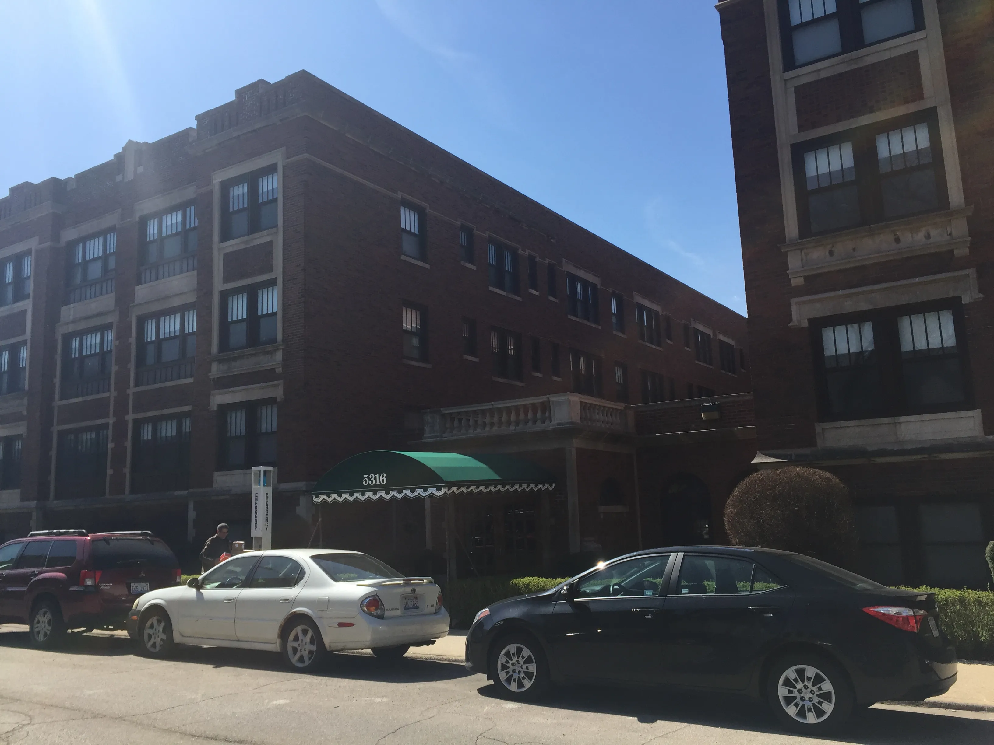 Exterior of 5316 South Dorchester Apartments in Hyde Park Chicago