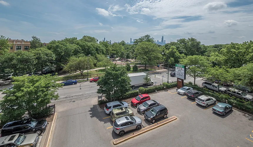 exterior front of 1500 North damen Apartments in Wicker Park Chicago