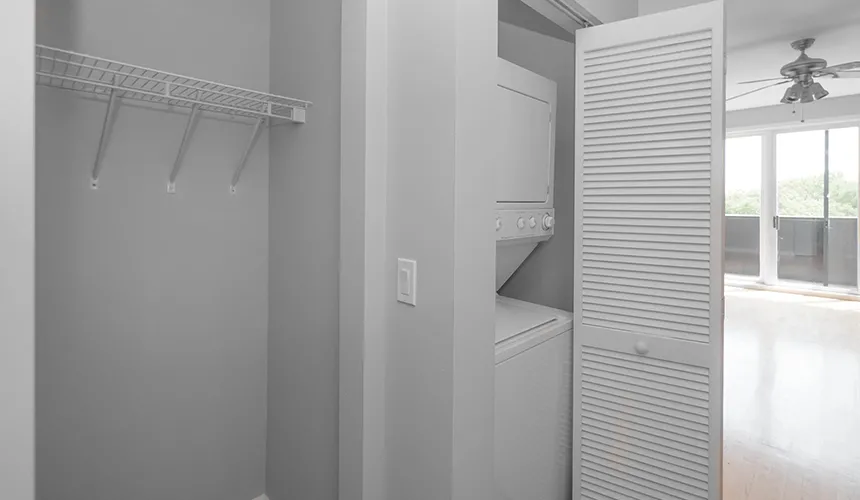 exterior front of 1500 North damen Apartments in Wicker Park Chicago