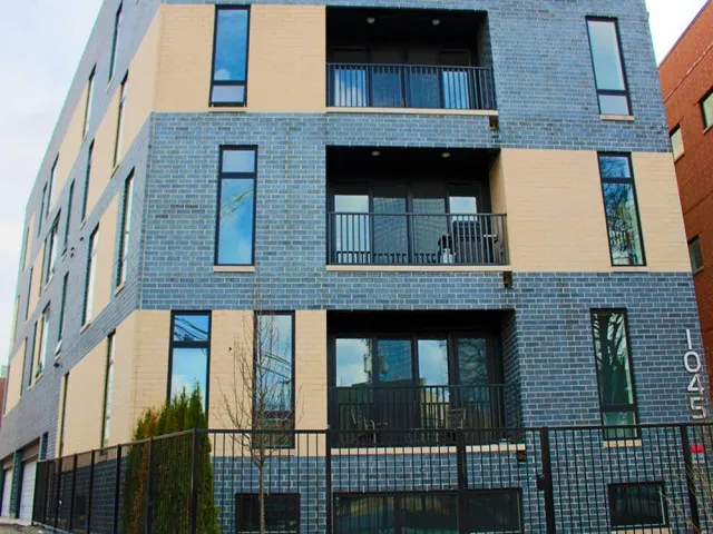 typcial white cabinet kitchen at 1045 West Cornelia Apartments in Lakeview