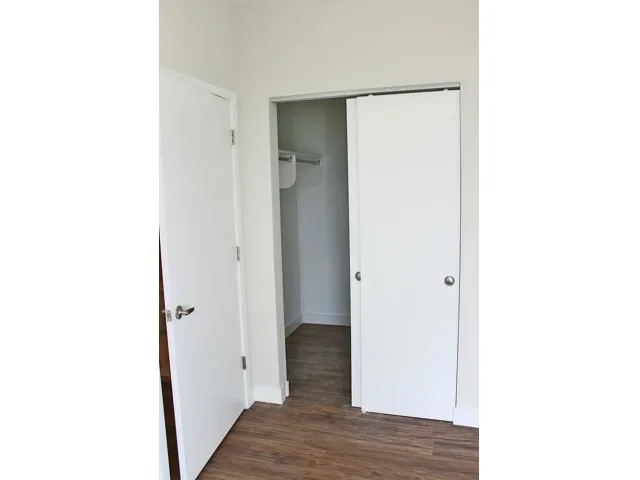 typcial white cabinet kitchen at 1045 West Cornelia Apartments in Lakeview