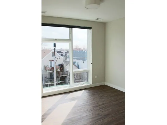 typcial white cabinet kitchen at 1045 West Cornelia Apartments in Lakeview