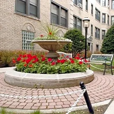 520-28 W Surf Apartments