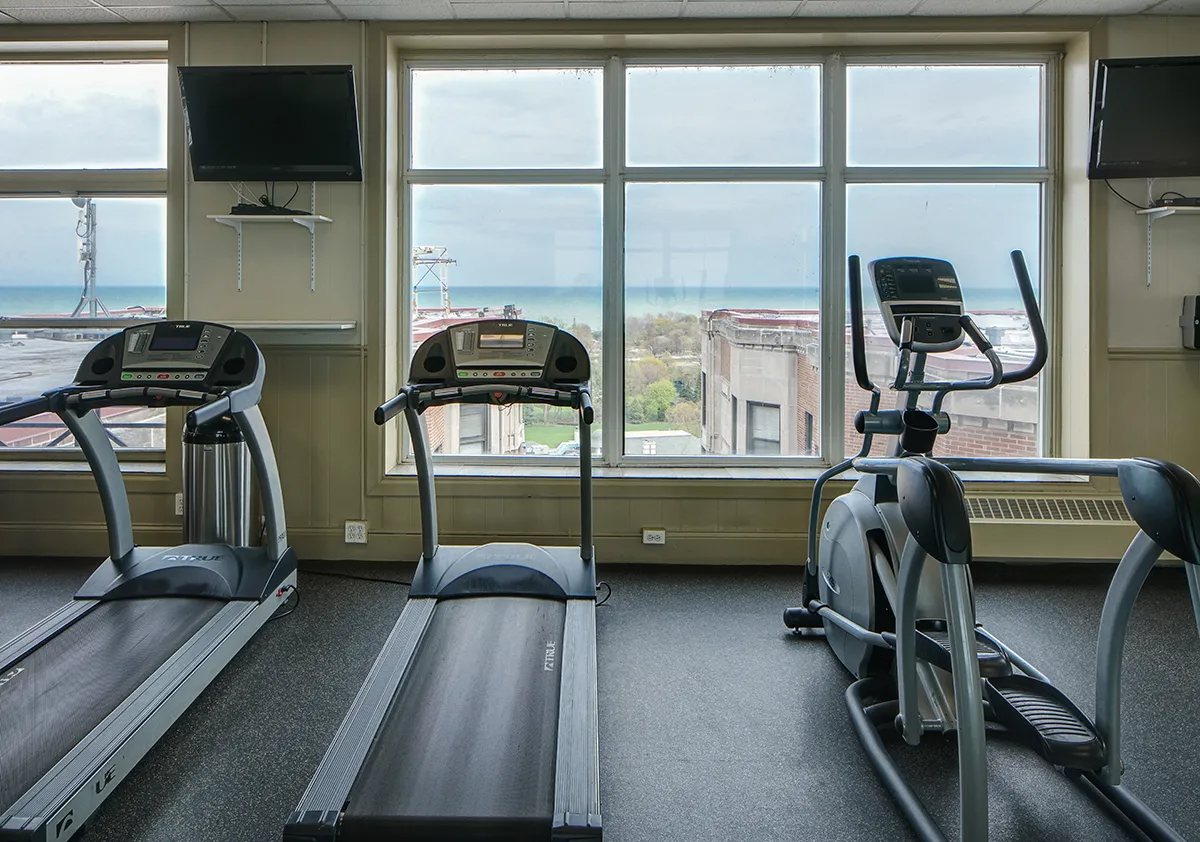 looking up at the vintage Wyndham Apartments in Edgewater Chicago