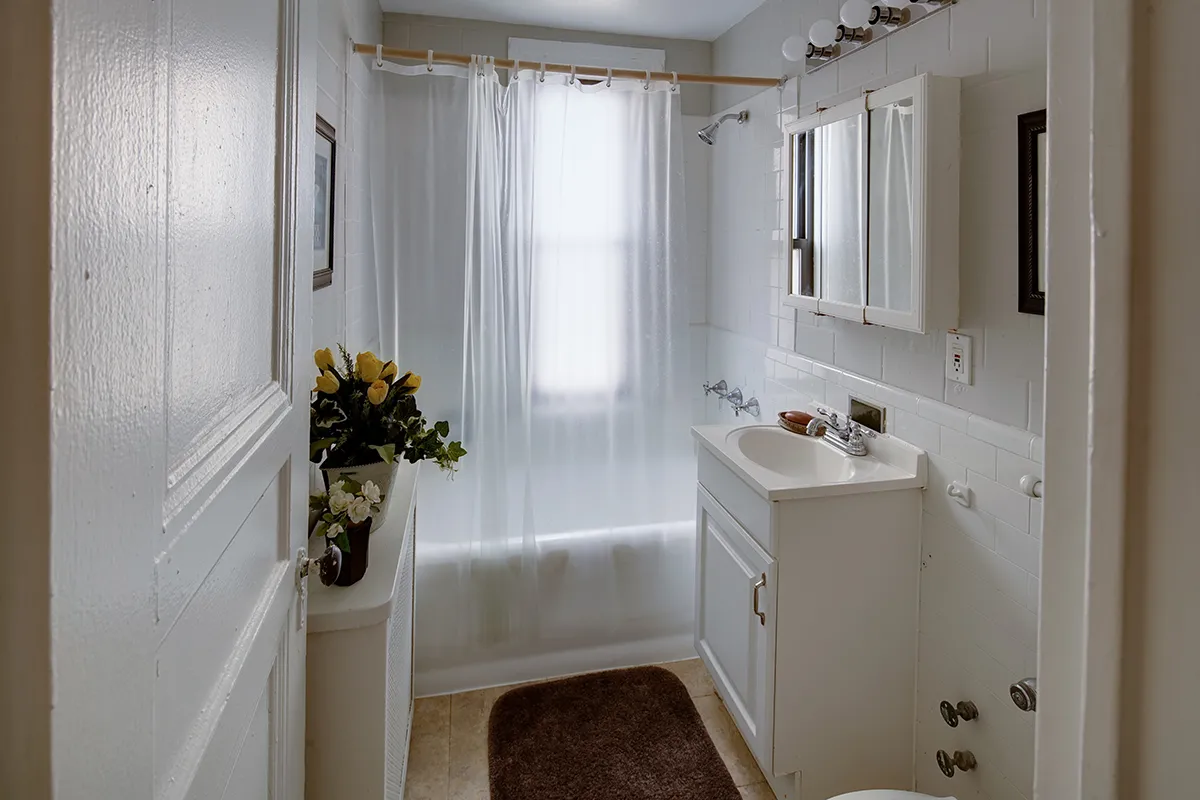 looking up at the vintage Wyndham Apartments in Edgewater Chicago