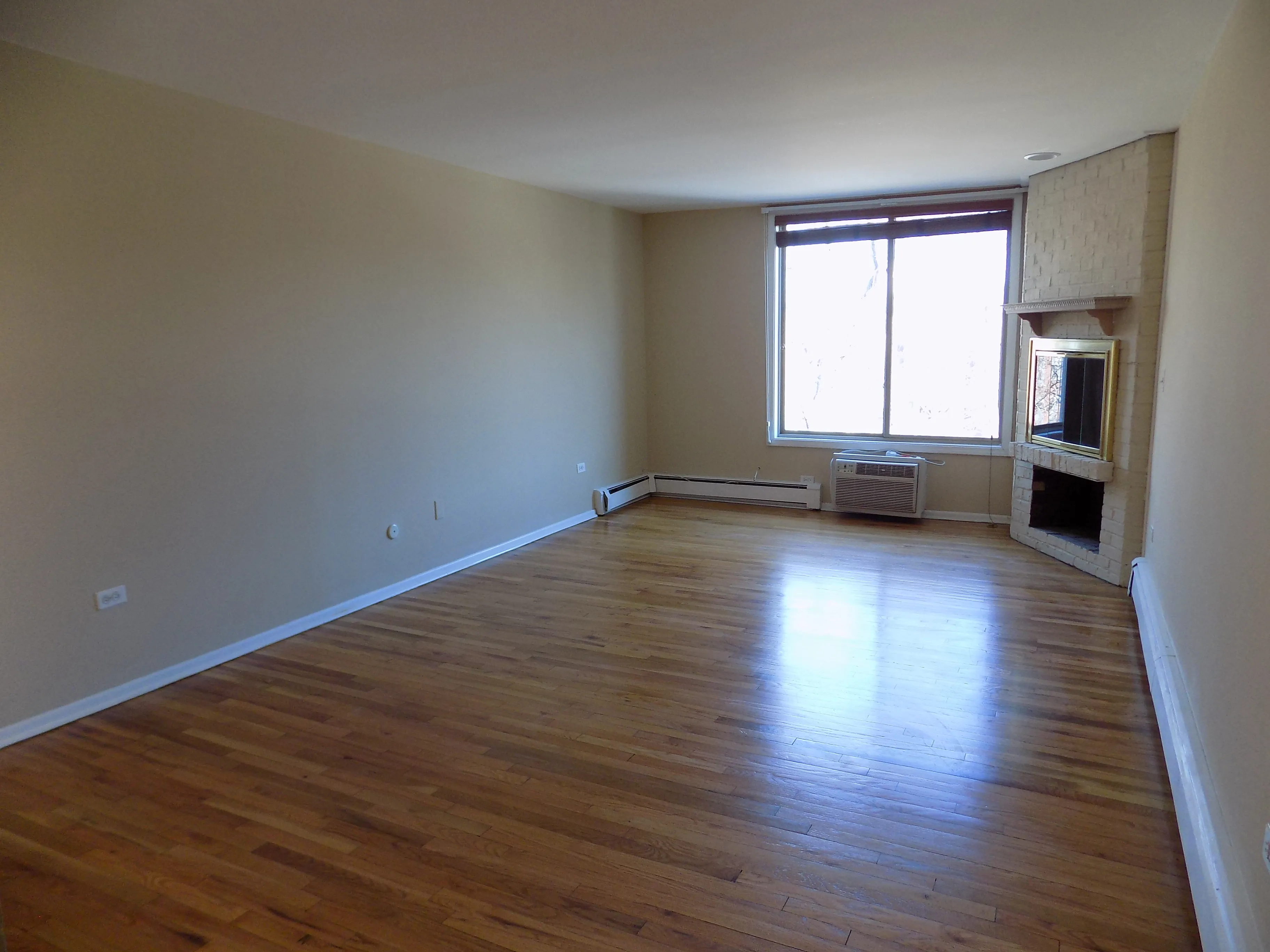 2216 N Geneva Terrace Apartments