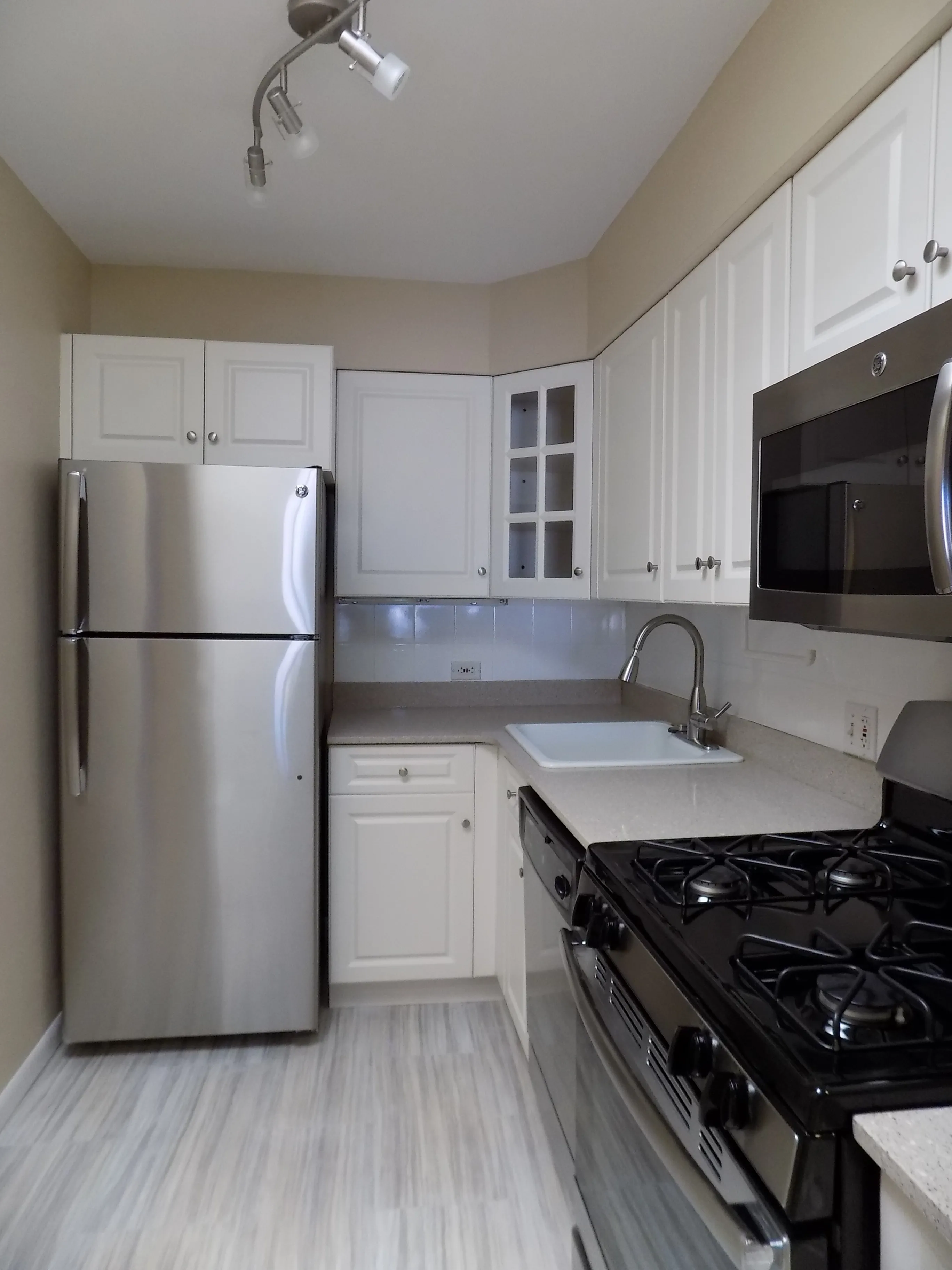 2216 N Geneva Terrace Apartments