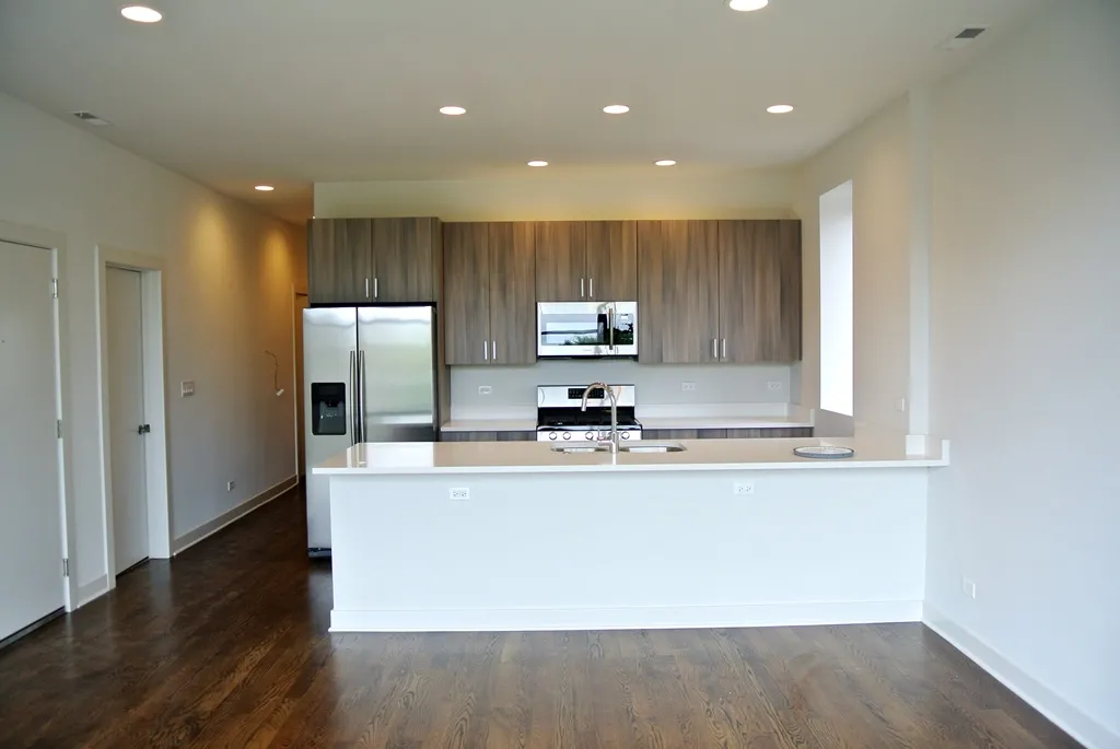 model kitchen at 838 West Erie Apartments in Chicago