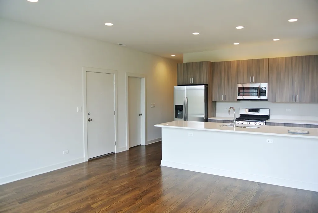 model kitchen at 838 West Erie Apartments in Chicago