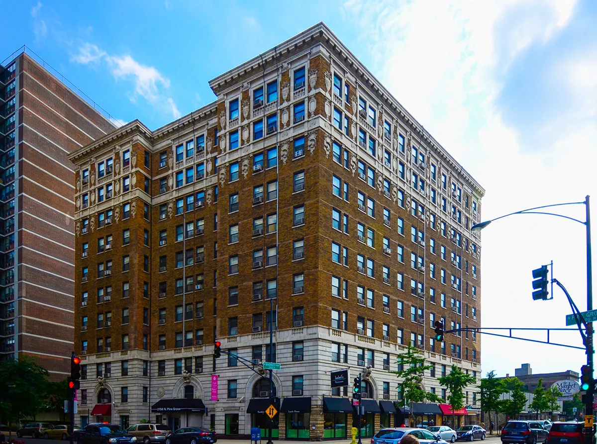 2756 North Pine Grove Apartments in Lincoln Park