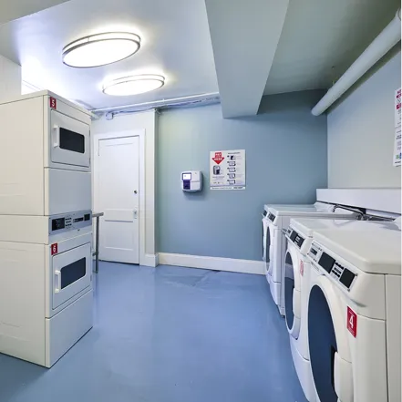 landscaped courtyard at Irving Courts by Reside Apartments at 718 W Irving